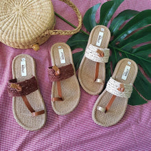 Load image into Gallery viewer, Handmade sandals in 2 colors, chocolate and white
